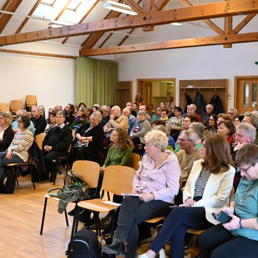 Gespannte Erwartung im Gemeindesaal Obersulz