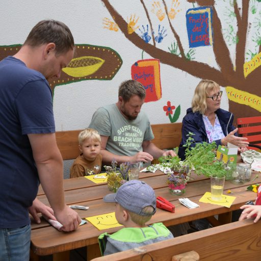Mit den Kleinen und deren Eltern oder Großeltern im Bibliotheksgarten