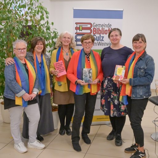 Die Autorin mit dem Team der Bibliothek ...